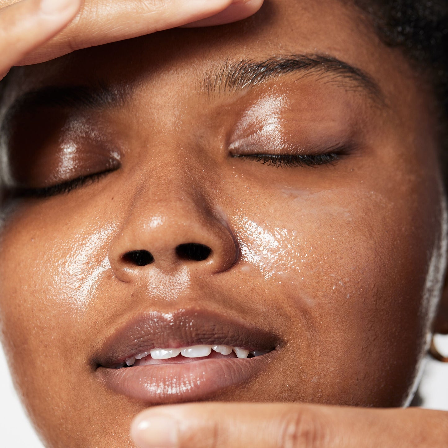 holy-hydration-makeup-melting-cleansing-balm-m1 040822_Model_HH-Cleansingbalm_044_RT2-V1_IGF_6a40ae53-ccc2-4a83-9d08-7c99f2dc2b4b.jpg
