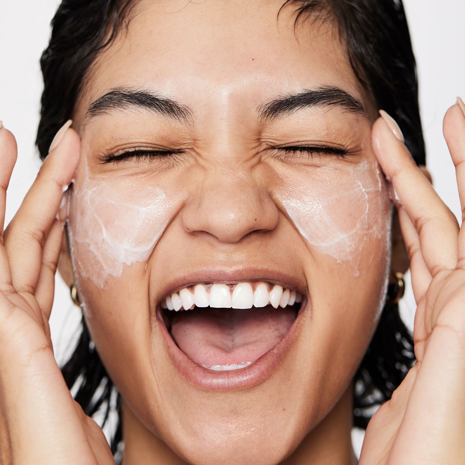 pure-skin-moisturizer-n3 040822_Model_Pure-Moisturizer_200_RT2-V1_RGB040822_Model_Pure-Moisturizer_200_RT2-V1_V1_IGF.jpg
