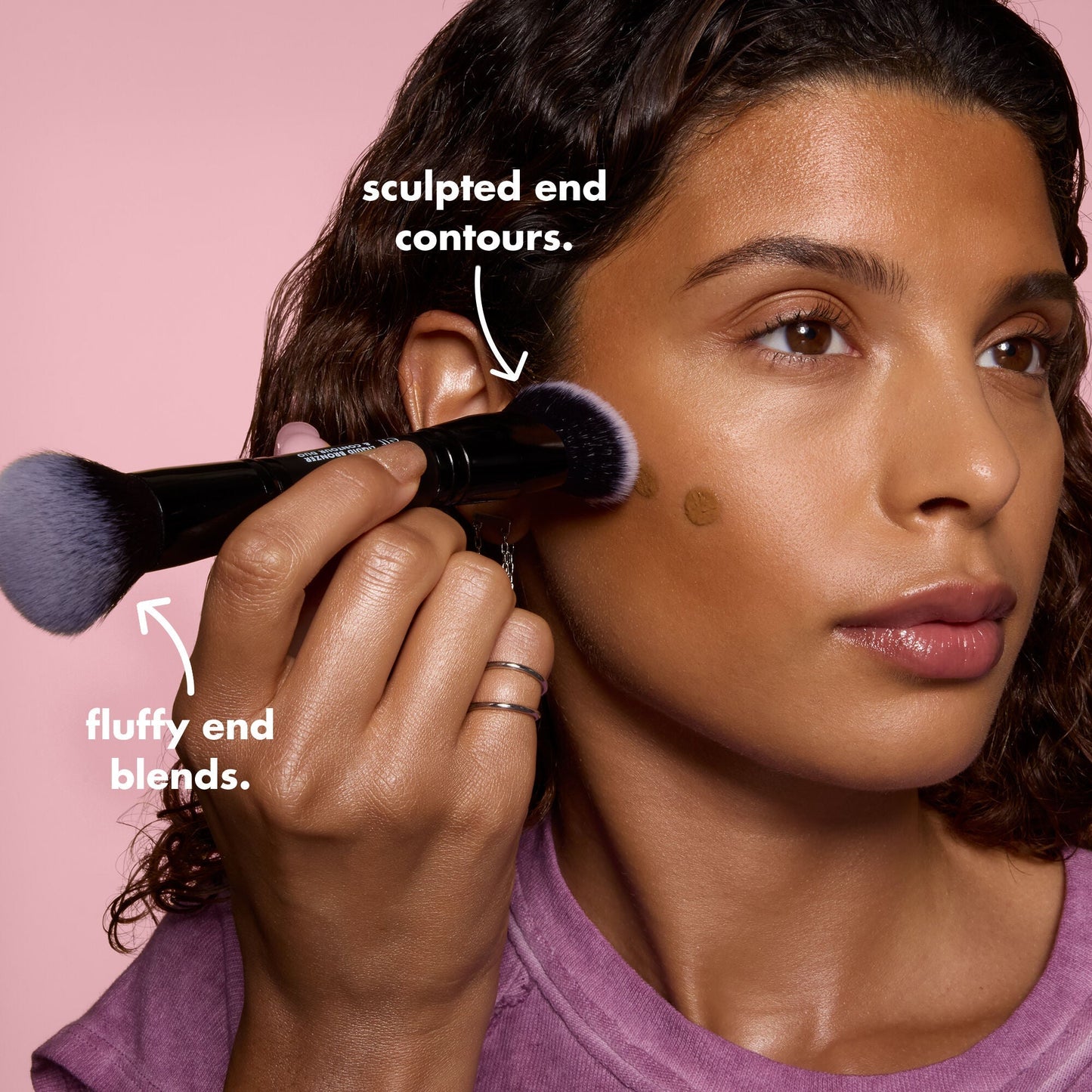 liquid-bronzer-and-contour-duo-brush-z0 0426_EDU_LiquidBronzer_ContourDuoBrush_BenefitModel.jpg