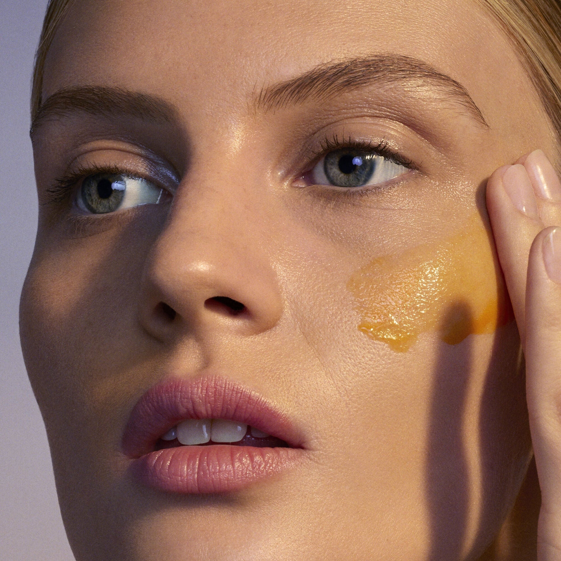 youth-boosting-advanced-night-retinoid-serum-regular-r2 080222_Florence_ANR_0403_IGF_V2.jpg