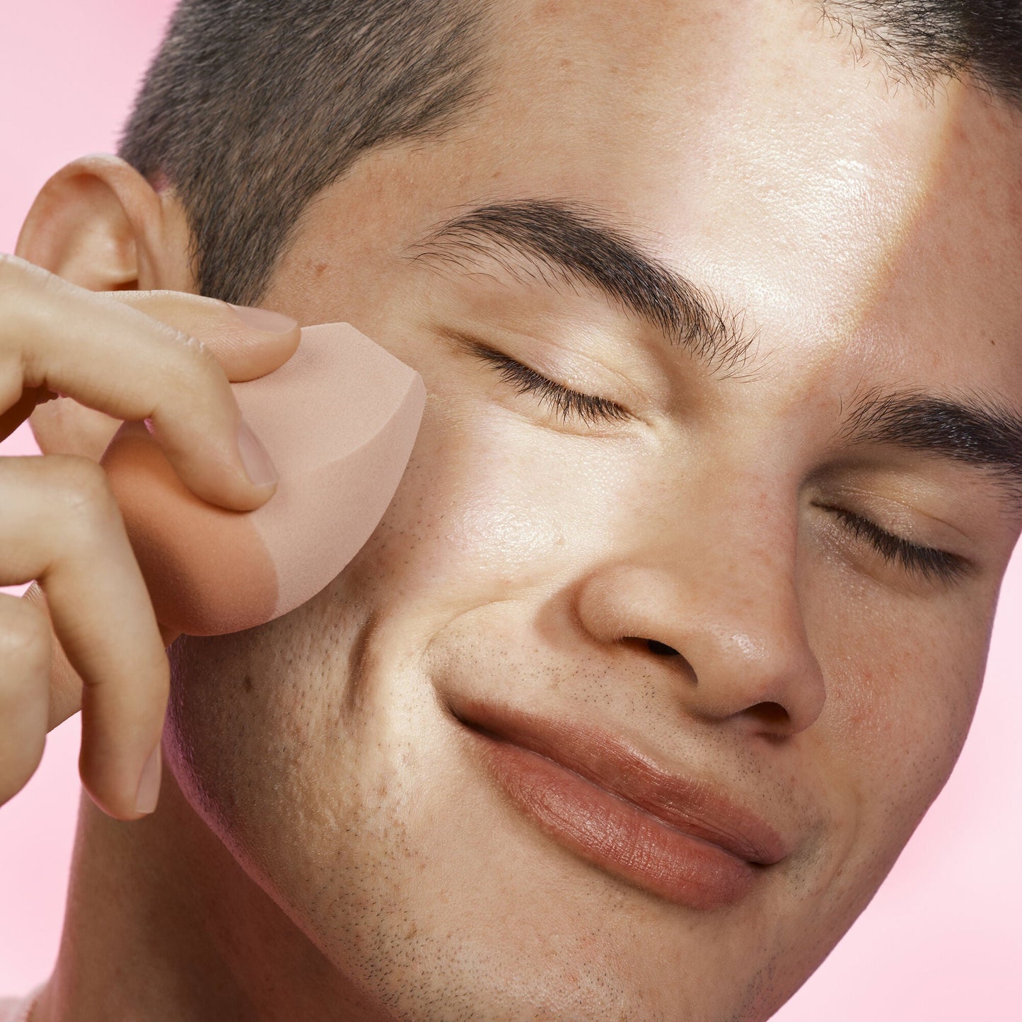 halo-glow-angled-silicone-face-sponge-h6 102124_HGST_Alfredo_Application_0134_v2_RGB_IGF.jpg