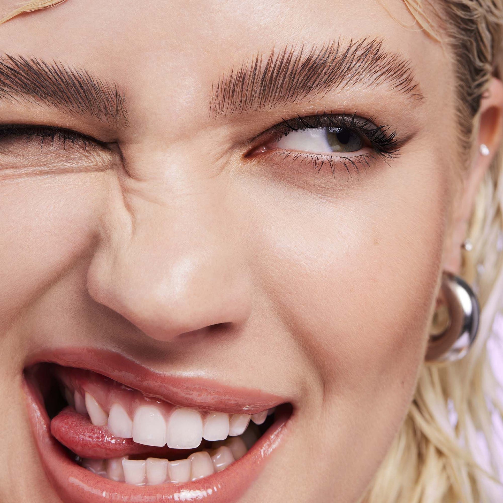brow-laminating-gel-y1 110923_Genevieve_BrowGel_App-Vibe_6982_RGB_IGF.jpg