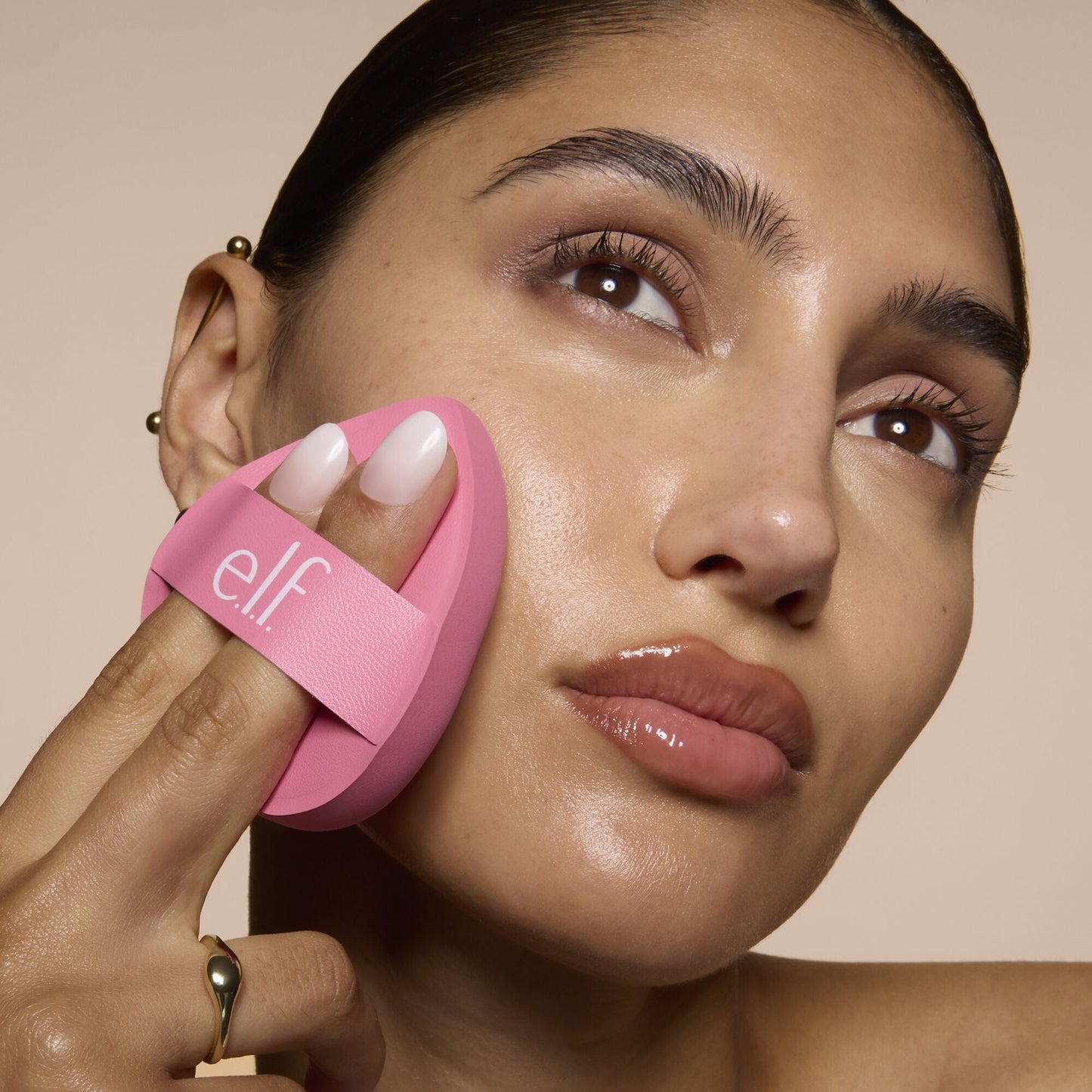 pillow-puff-foundation-sponge-c9 81838_MOM_PILLOW_PUFF_FOUNDATION_SPONGE_TOOL_SHOT_SONALI_0126_V2.jpg