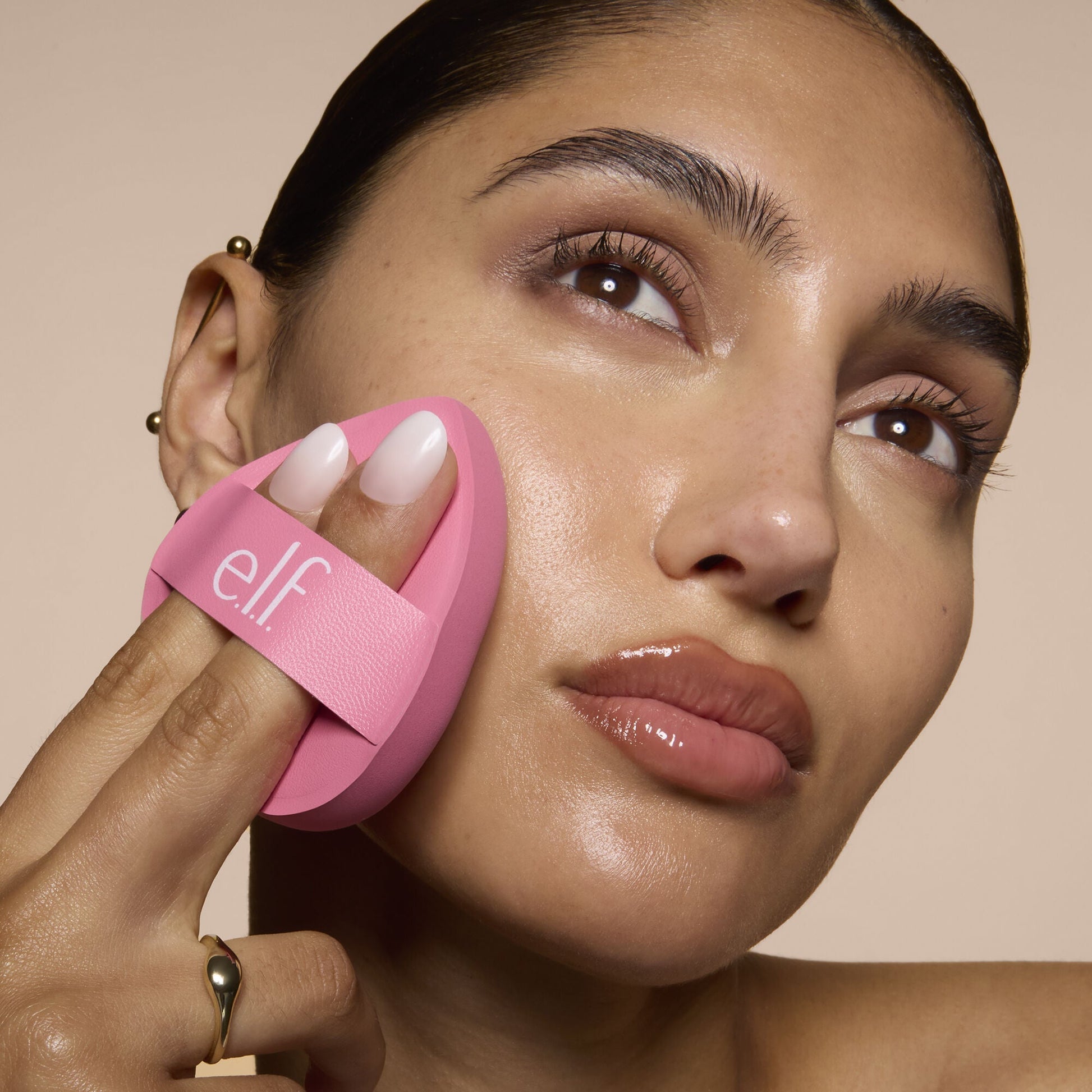 pillow-puff-foundation-sponge-c9 81838_MOM_PILLOW_PUFF_FOUNDATION_SPONGE_TOOL_SHOT_SONALI_0126_V2.jpg