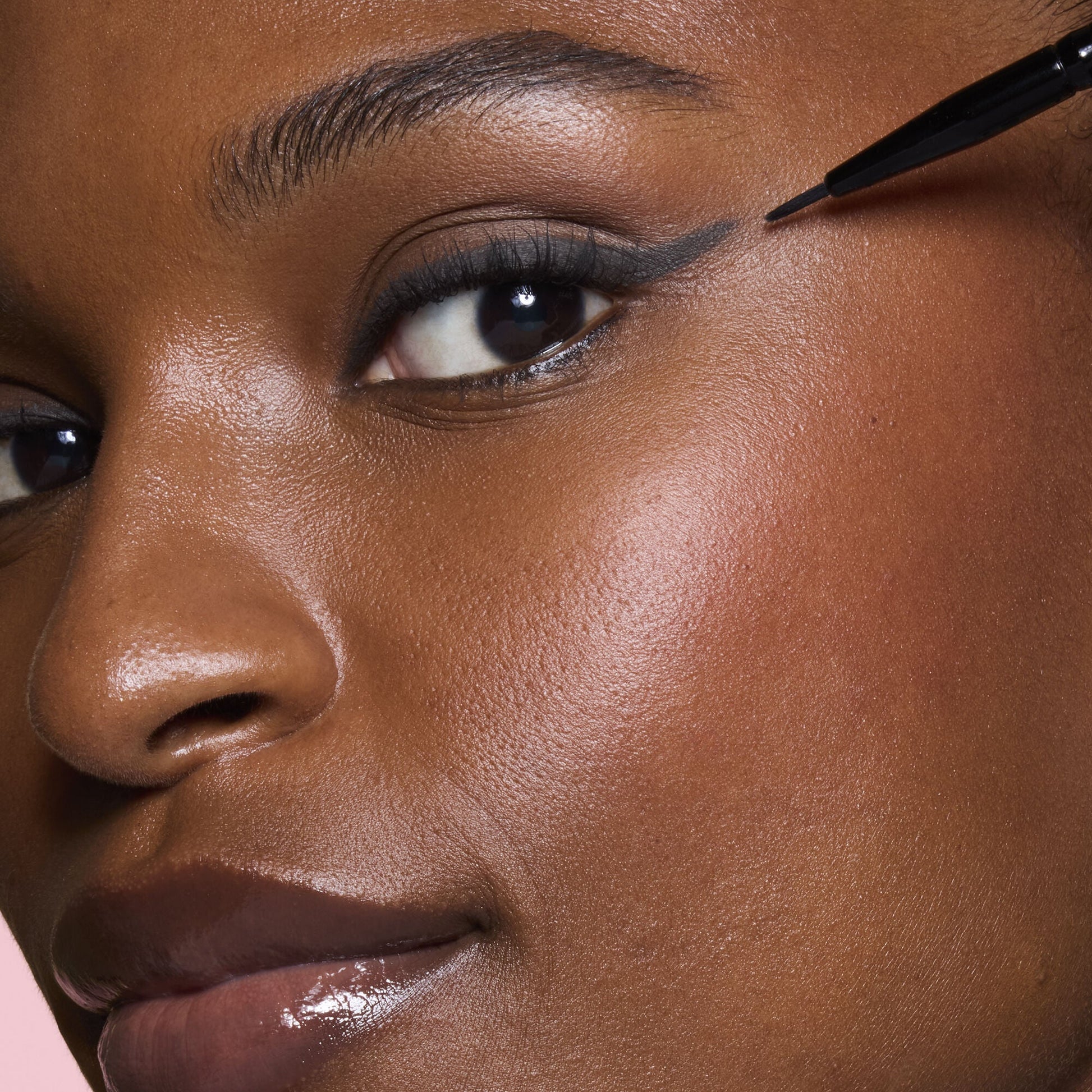 ultra-fine-eyeliner-brush-a5 81915_ULTRA_FINE_EYELINER_BRUSH_TOOL_SHOT_MOM_TSHECA_0120_v2.jpg