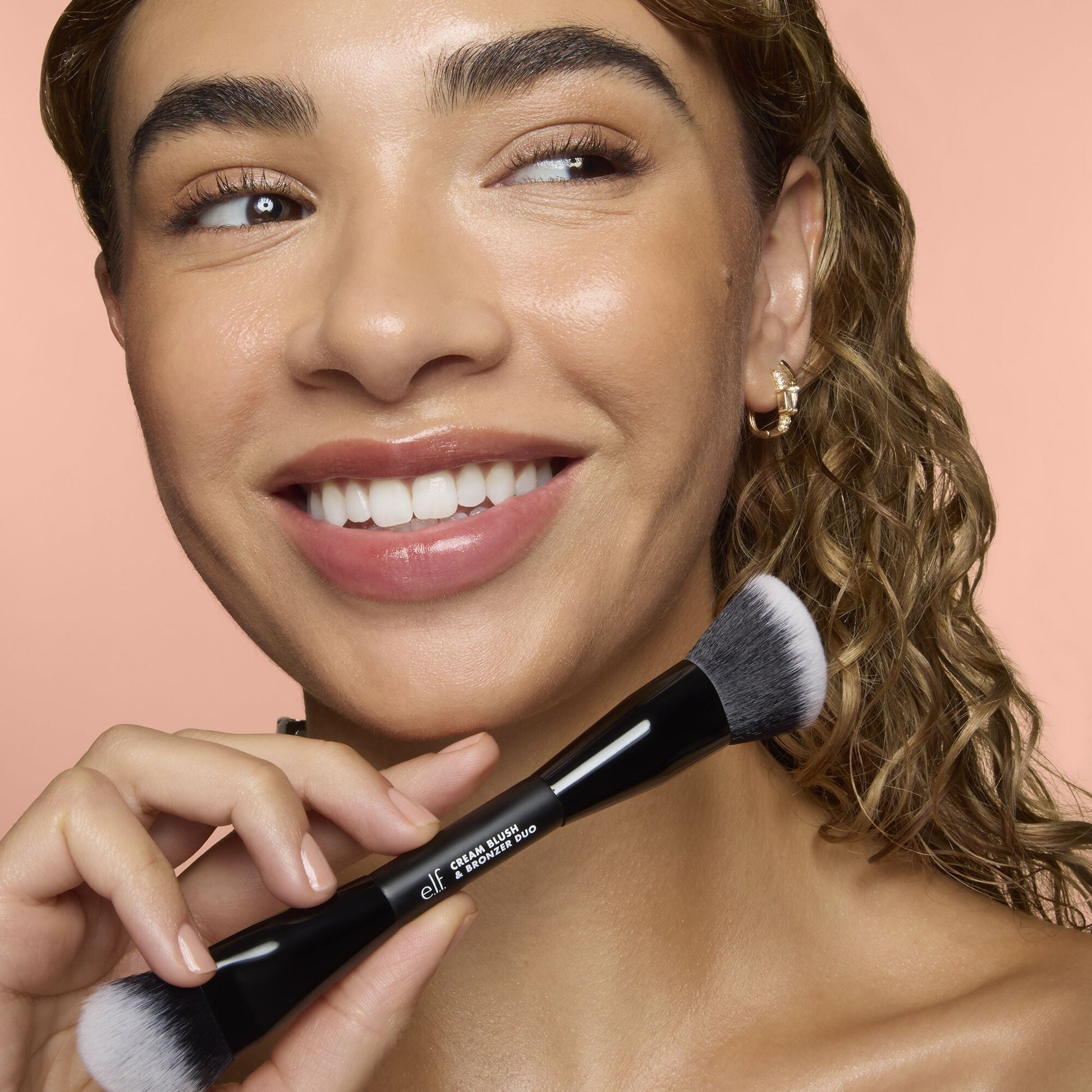 cream-blush-and-bronzer-duo-brush-p9 83857_CREAM_BLUSH_BRONZER_DUO_BRUSH_Q4_Alyssa_0103_V3_7510f340-cab5-4e94-b40f-1ad3f84fd183.jpg