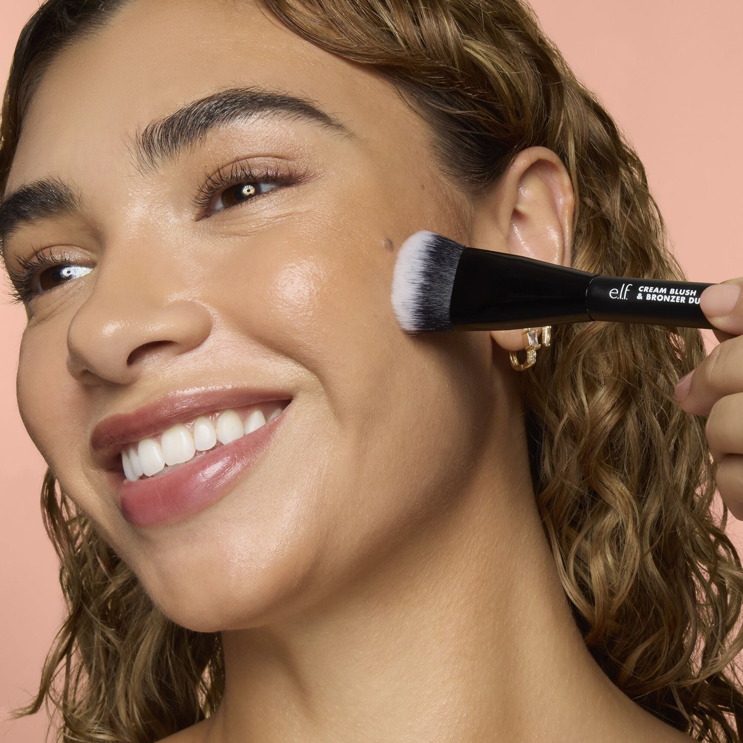 cream-blush-and-bronzer-duo-brush-p9 83857_CREAM_BLUSH_BRONZER_DUO_BRUSH_Q4_Alyssa_0173_V4_388aa08a-f9a4-4160-ae36-d9cdde1f6141.jpg