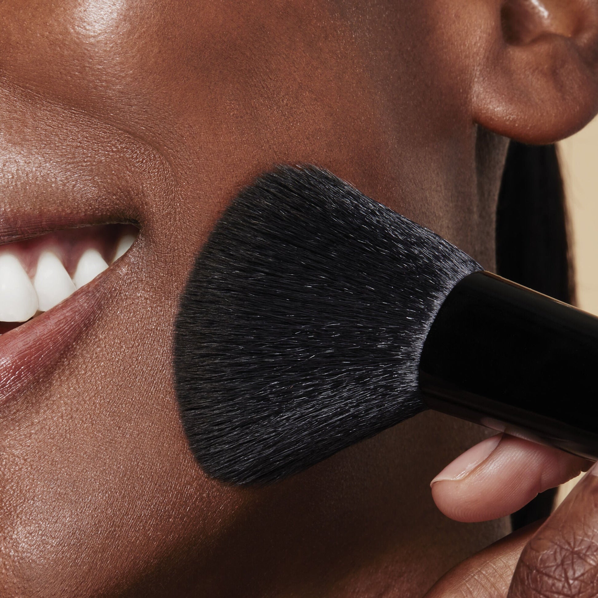 full-face-and-eye-makeup-brush-set-with-travel-case-q3 84674_FULL_FACE_EYE_BRUSH_SET_POWDER_BRUSH_DJ_0118.jpg